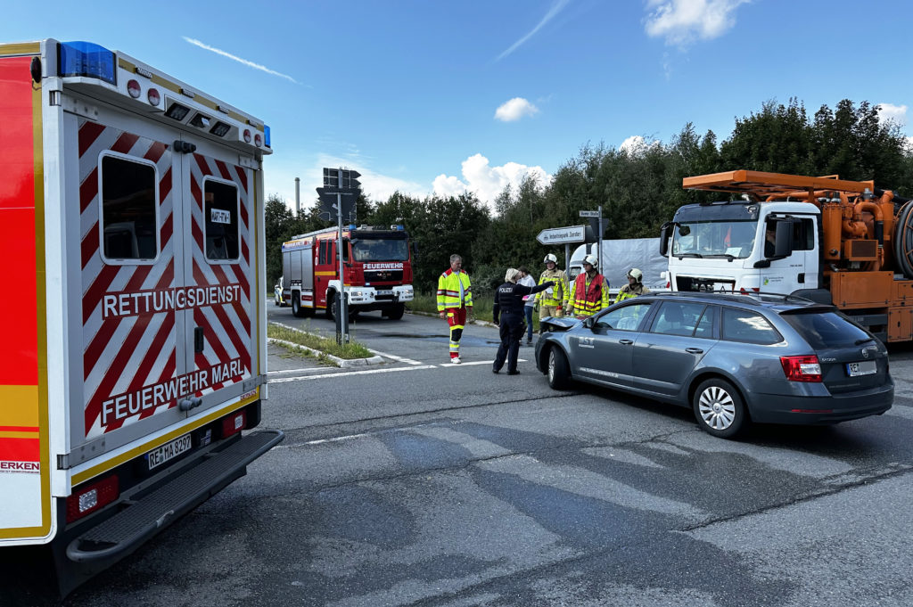 Am Donnerstagnachmittag (31. August 2023) wurden Dorstener Rettungskräfte zu einem Verkehrsunfall ins Industriegebiet Dorsten-Ost gerufen. Ein Auto war in einem Kreuzungsbereich gegen einen Lkw gekracht. 