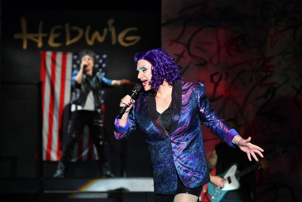 „Hedwig and the Angry Inch“ ist der Titel des Rock-Musicals, das das Westfälische Landestheater in der St. Ursula Realschule aufführt.