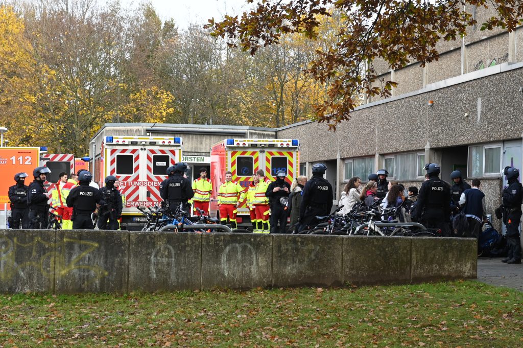 Großeinsatz der Polizei: Am Mittwochmorgen kam es an der Neuen Schule in Dorsten Holsterhausen zu einer Amokdrohung.