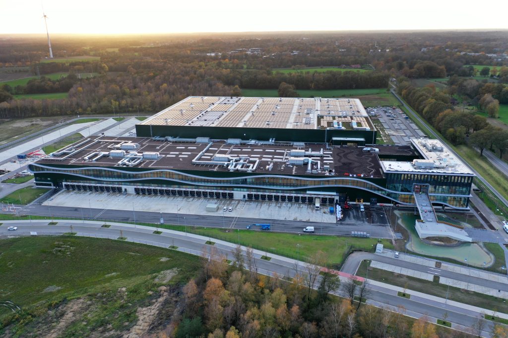 In Dorsten-Wulfen nimmt das neue Distributionszentrum von Levi-Strauss Form an, die Fertigstellung steht bevor.