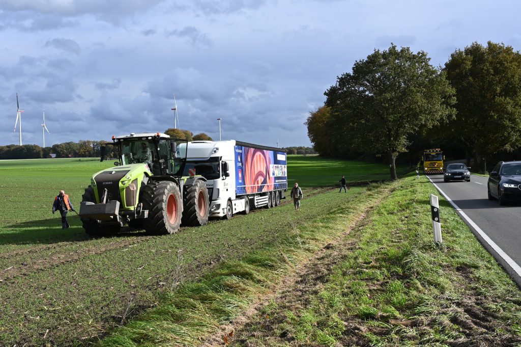 Bei einem Verkehrsunfall am Donnerstagmittag landete ein Lkw aus dem Kreis Borken samt Auflieger auf einem Feld im Bereich Dorsten-Lembeck.