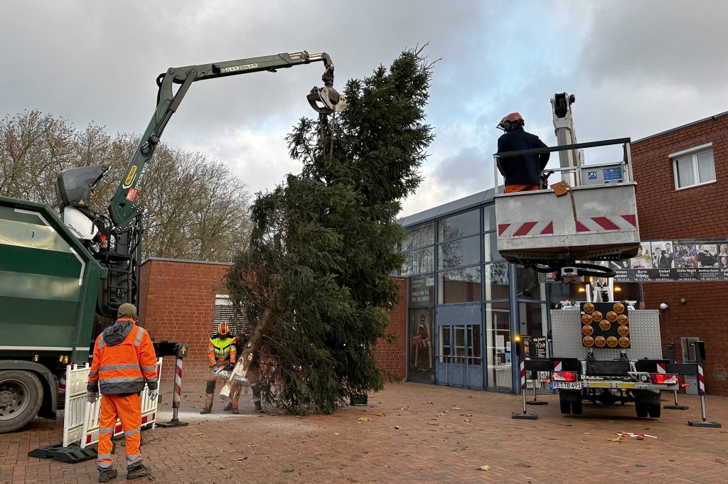 An markante Stellen im Dorstener Stadtgebiet werden jetzt Weihnachtsbäumen aufgestellt. Nach Barkenberg folgen nun Lembeck und Holsterhausen.