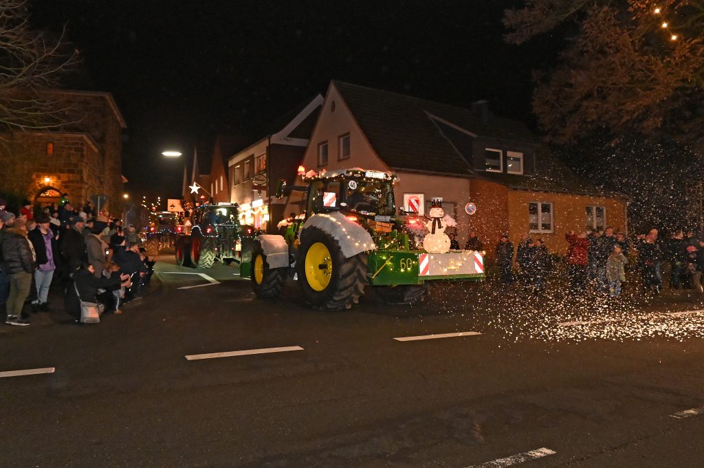 Am Samstagabend zogen viele aufwendig weihnachtlich geschmückte und beleuchtete Trecker in einer Parade durch Lembeck. 