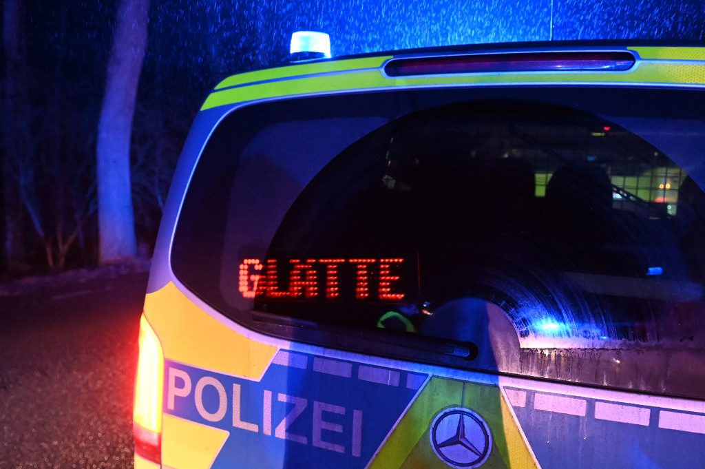 Blitzeis in Dorsten: Bei Unfällen auf der Bundesstraße 58 landen Autos im Straßengraben. Die Fahrbahnen wurden voll gesperrt.