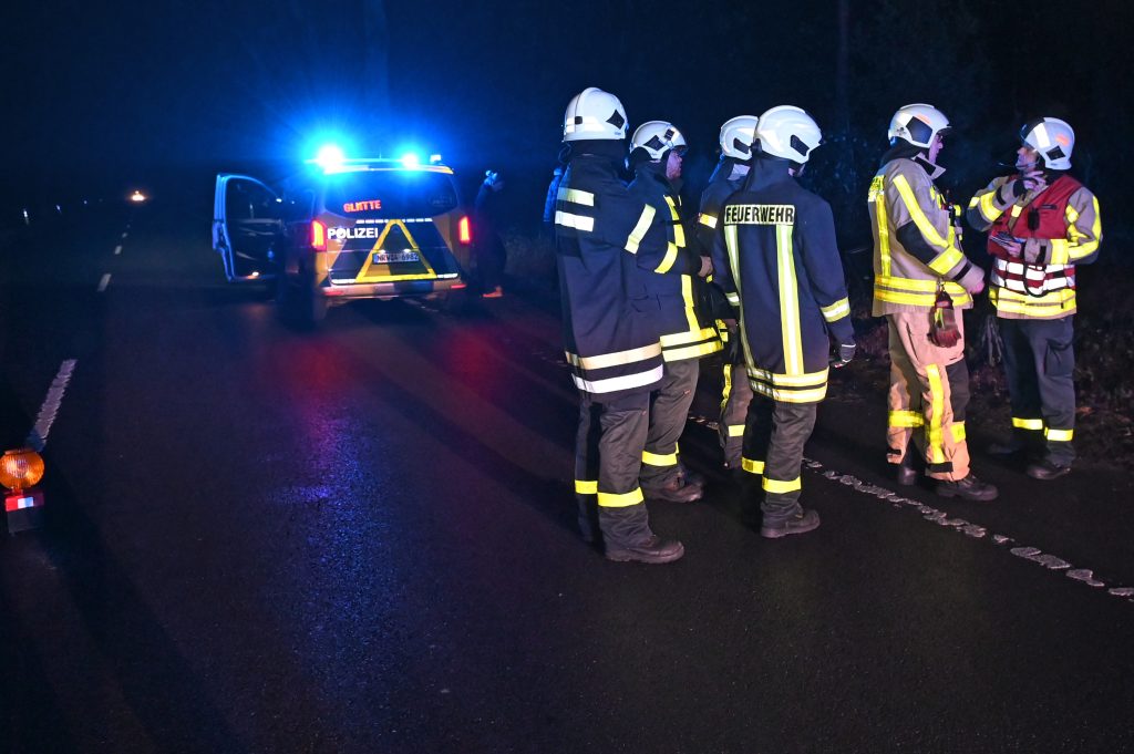 Blitzeis führte im Zuständigkeitsbereich des Polizeipräsidiums Recklinghausen zu mehreren Verkehrsunfällen im Straßenverkehr. Auch die Gehwege sind komplett vereist.