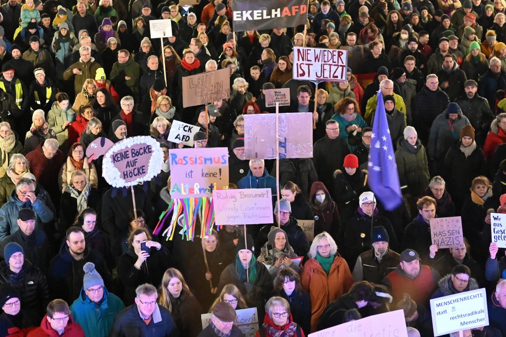 In einem bemerkenswerten Akt der Solidarität versammelten sich tausende Bürger auf dem Marktplatz von Dorsten, um ein starkes Zeichen für Demokratie und gegen Rechtsextremismus zu setzen