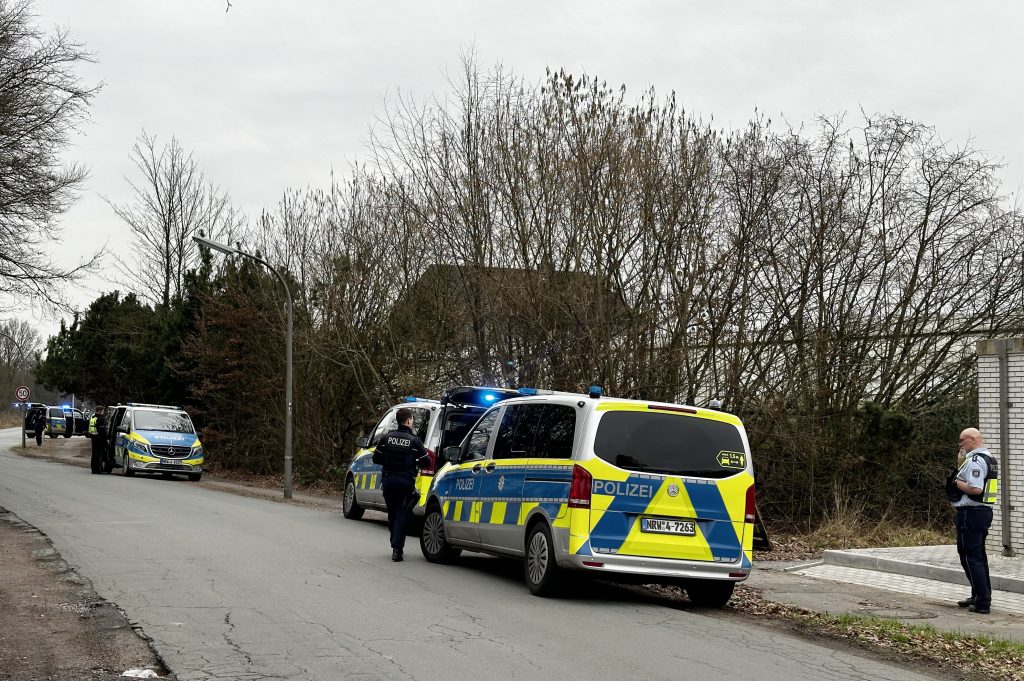Polizei mit Großaufgebot stellt drei vermutliche Einbrecher im Dorstener Ortsteil Deuten