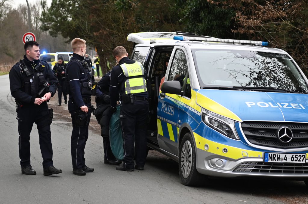Polizei mit Großaufgebot stellt drei vermutliche Einbrecher im Dorstener Ortsteil Deuten