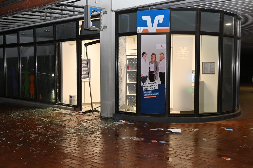 Geldautomat gesprengt: In Dorsten-Barkenberg haben Unbekannte in der Nacht von Dienstag auf Mittwoch eine Explosion verursacht.