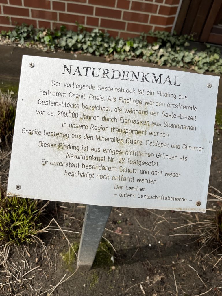 Der Findling vor der ehemaligen Laurentiusschule in Lembeck gehört zu den insgesamt 15 Naturdenkmalen in Dorsten.