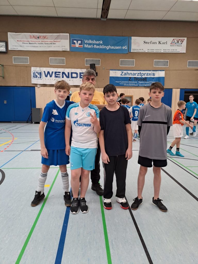 Eine Gruppe motivierter Fußballtalente der Neuen Schule Dorsten begab sich auf eine aufregende Reise zum UNESCO Turnier nach Recklinghausen.