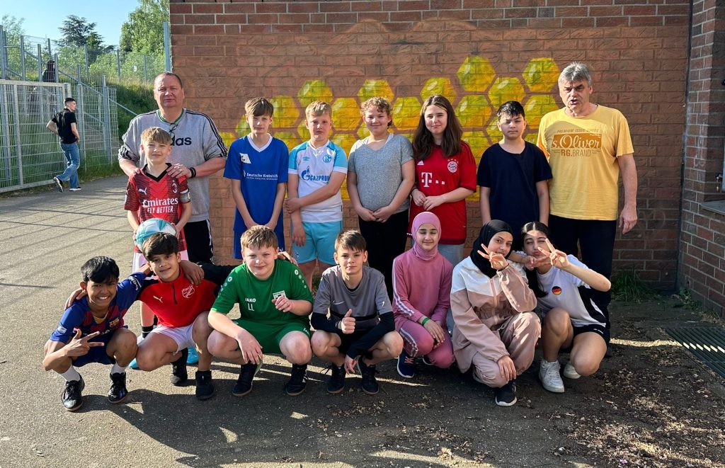 Eine Gruppe motivierter Fußballtalente der Neuen Schule Dorsten begab sich auf eine aufregende Reise zum UNESCO Turnier nach Recklinghausen.