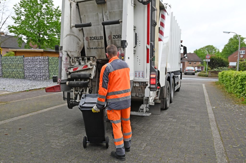 Der Entsorgungsbetrieb verlegt die Müllabfuhr wegen des Feiertags Fronleichnam am 30. Mai: Die Abfuhr erfolgt jeweils einen Tag später