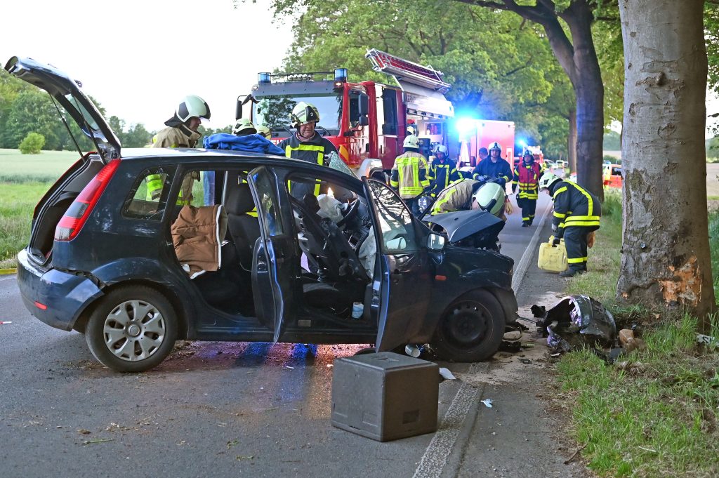 Wieder ein schwerer Unfall in Lembeck: Am Sonntagabend (12. Mai 2024) prallte ein 21-jähriger Gladbecker frontal gegen einen Baum. 