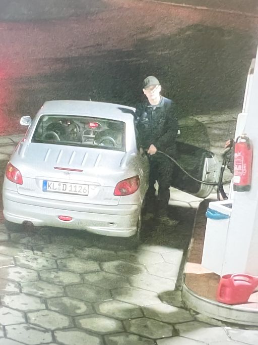 Die Polizei bittet um Mithilfe bei der Suche nach einem Tankbetrüger. Der Mann zapfte Benzin - und fuhr weg, ohne zu bezahlen.