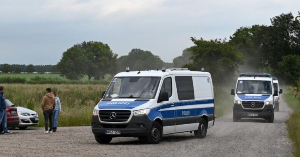 Die Ermittlungen zu einer angeblichen Messerattacke auf eine Joggerin in Schermbeck haben eine unerwartete Wendung genommen: Die Polizei bestätigte, dass die Verletzungen von der Betroffenen selbst zugefügt wurden und keine weitere Person involviert war.