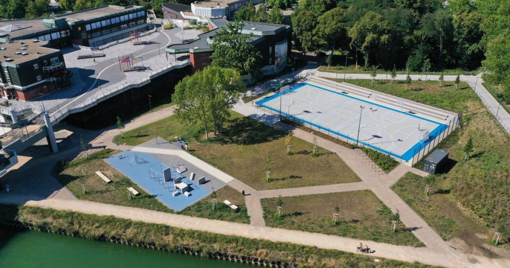 Der Aktivpunkt Parcoursanlage Petrinum: Das hier entstandene Parcoursfeld und das Multifunktionssportfeld mit Sitztribüne bieten nicht nur den Schüler/innen des Gymnasiums eine Möglichkeit, sich sportlich zu betätigen, sondern sind öffentlich für alle nutzbar.