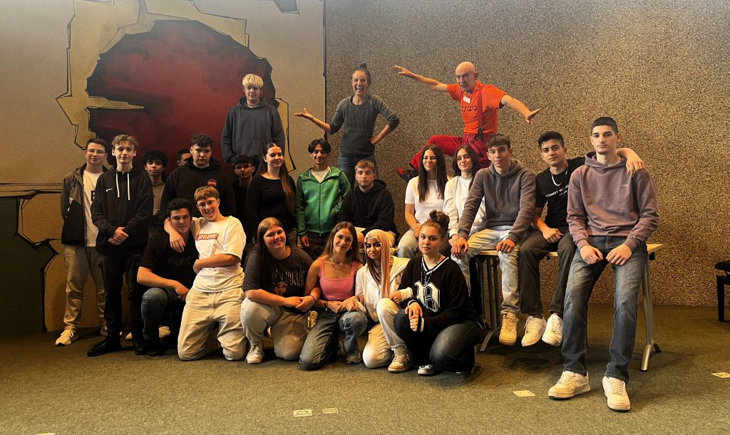 Schülerinnen und Schüler des 10. Jahrgangs der Neuen Schule Dorsten nahmen an einem Workshop teil, der von dem renommierten Theater Traumbaum durchgeführt wurde. 