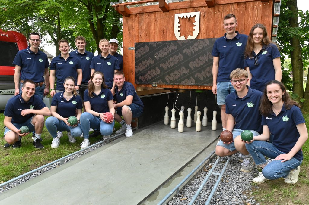 Die Landjugend Lembeck hat die neue Outdoor-Kegelbahn eröffnet. Die fleißigen Lembecker bauten die Anlage im Rahmen der 72-Stunden-Aktion.