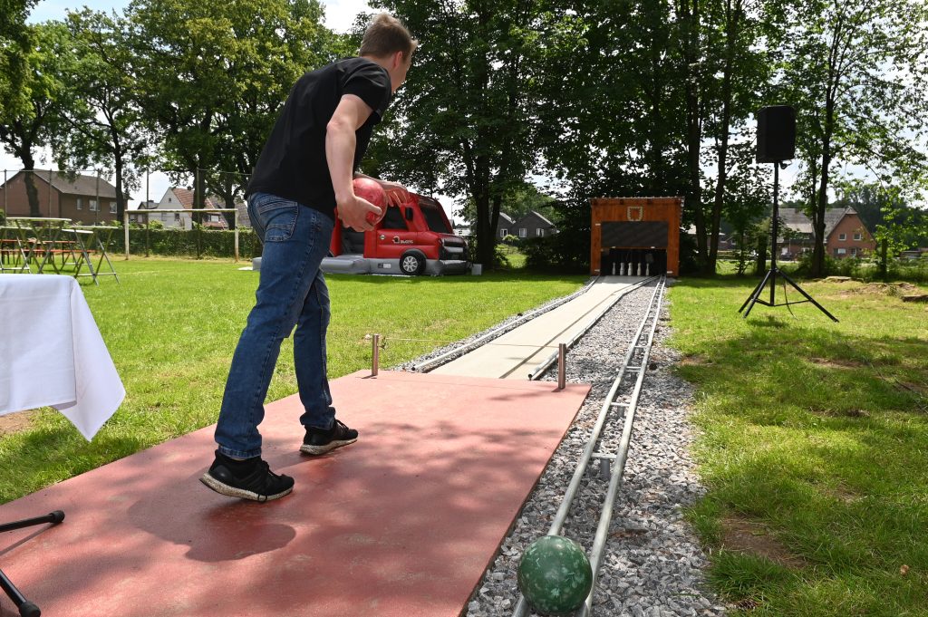 Die Landjugend Lembeck hat die neue Outdoor-Kegelbahn eröffnet. Die fleißigen Lembecker bauten die Anlage im Rahmen der 72-Stunden-Aktion.