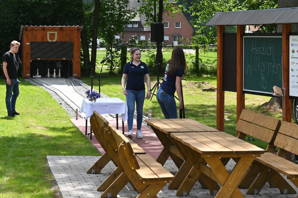 Die Landjugend Lembeck hat die neue Outdoor-Kegelbahn eröffnet. Die fleißigen Lembecker bauten die Anlage im Rahmen der 72-Stunden-Aktion.