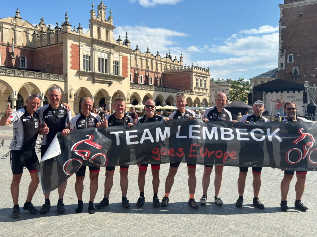 Team Lembeck war wieder auf Europa-Tour. Heute sind die Radsportler glücklich und gesund nach 1000 Kilometern in Krakau angekommen. 