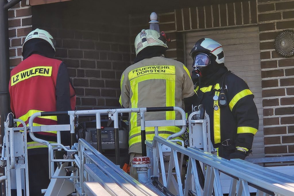 Einen Brand auf dem Balkon eines Hauses an der Wulfener Straße löschte die Feuerwehr unter Einsatz einer Drehleiter und Atemschutz.