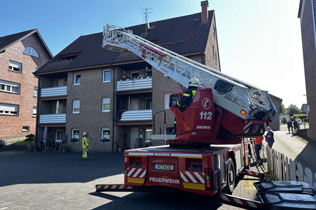 Einen Brand auf dem Balkon eines Hauses an der Wulfener Straße löschte die Feuerwehr unter Einsatz einer Drehleiter und Atemschutz.