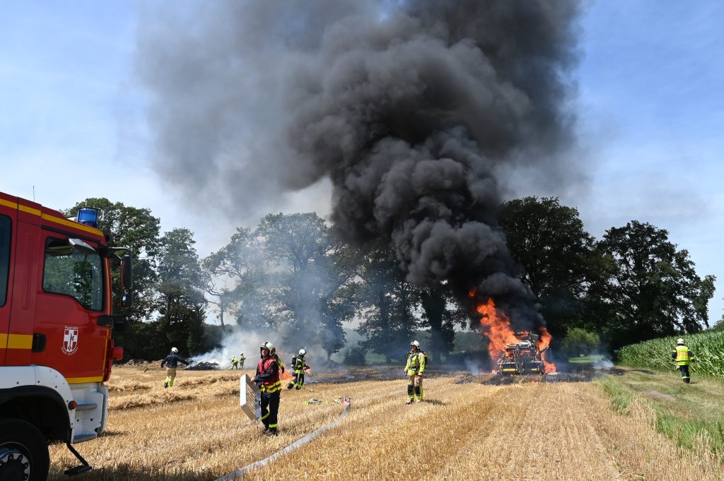 Ballenpresse in Vollbrand: Am Dienstagnachmittag ereignete sich bei Erntearbeiten ein Feuer auf einem Getreidefeld in Dorsten Deuten. 