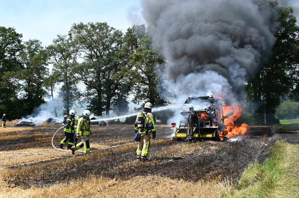 Ballenpresse in Vollbrand: Am Dienstagnachmittag ereignete sich bei Erntearbeiten ein Feuer auf einem Getreidefeld in Dorsten Deuten. 