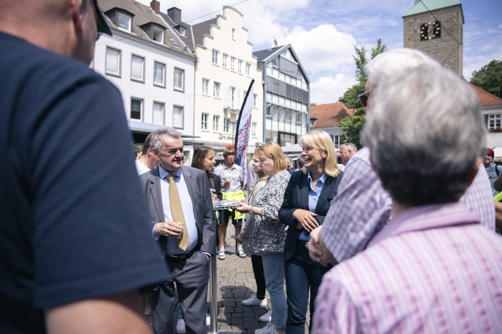 "Coffee with a Cop" auf dem Marktplatz in Dorsten: Bürger kamen mit der Polizei, der Polizeipräsidentin Friederike Zurhausen und Innenminister Herbert Reul ungezwungen ins Gespräch. 