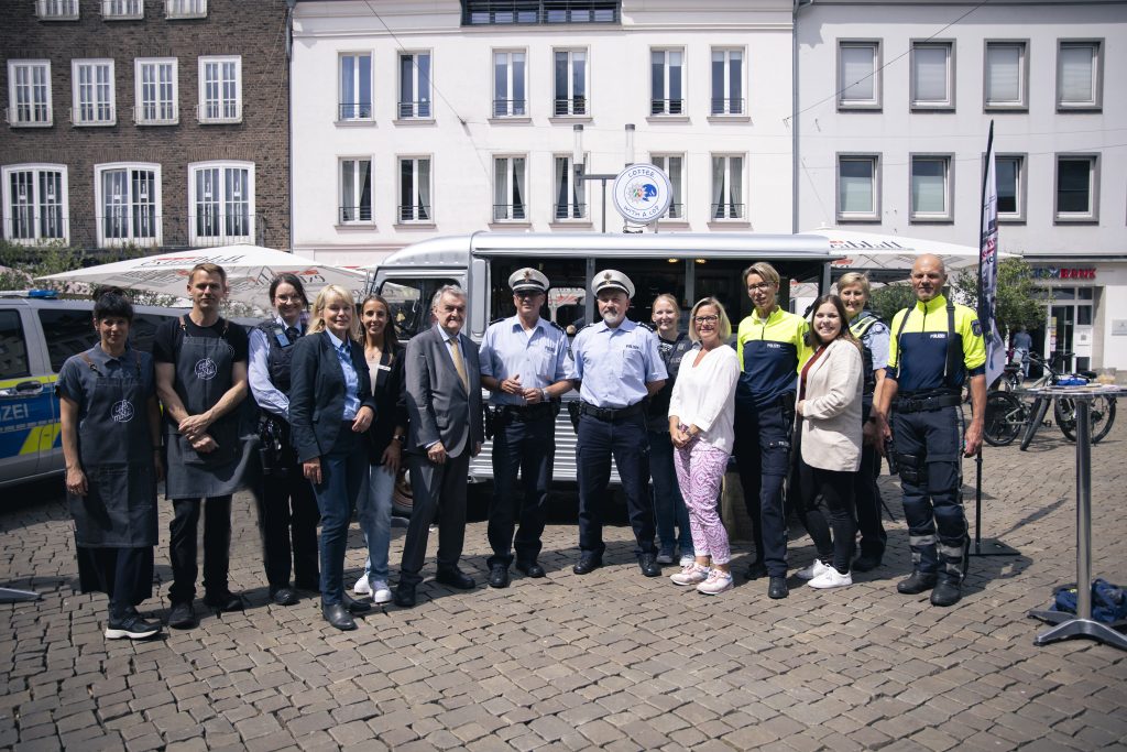 "Coffee with a Cop" auf dem Marktplatz in Dorsten: Bürger kamen mit der Polizei, der Polizeipräsidentin Friederike Zurhausen und Innenminister Herbert Reul ungezwungen ins Gespräch. 