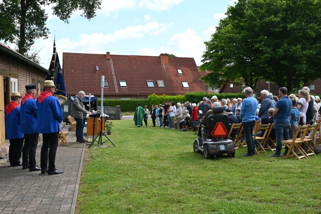 Am Sonntagvormittag (8. Juli 2024) fand ein besonderer Feldgottesdienst der Kirchengemeinde St. Matthäus auf dem Gelände des Wulfener Heimatvereins statt.