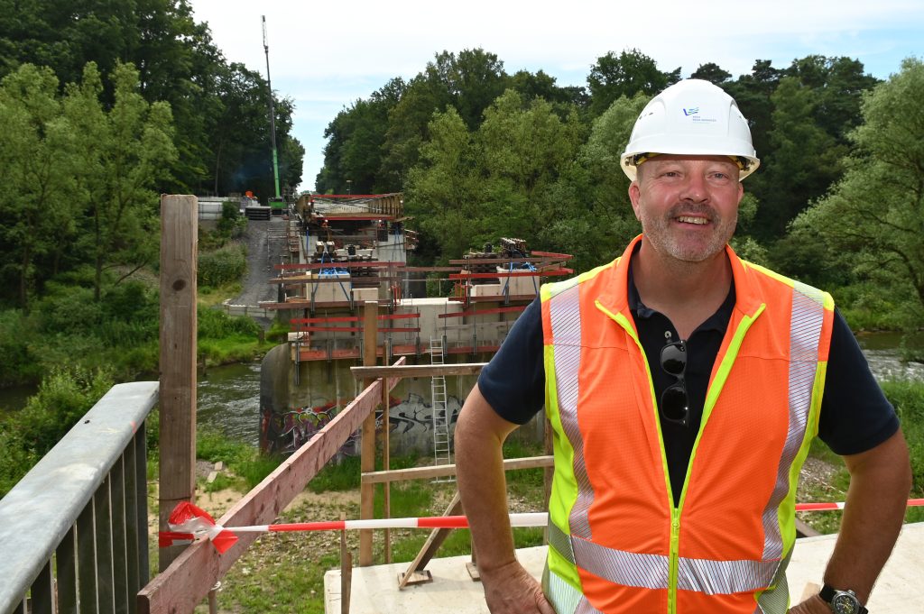 Die Hervester Lippe-Brücke wird Stück für Stück zusammengesetzt und eingeschoben, bis sie schließlich die Lippe überspannt.