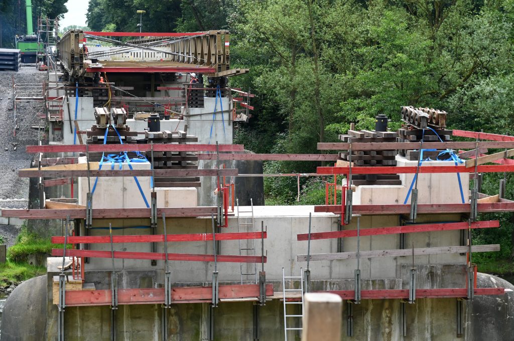 Die Hervester Lippe-Brücke wird Stück für Stück zusammengesetzt und eingeschoben, bis sie schließlich die Lippe überspannt.