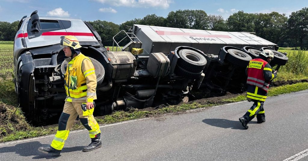 Ein Lkw, beladen mit heißem Asphalt, kam am Mittwochnachmittag von der Fahrbahn ab und landete in einem Straßengraben in Dorsten-Wulfen.