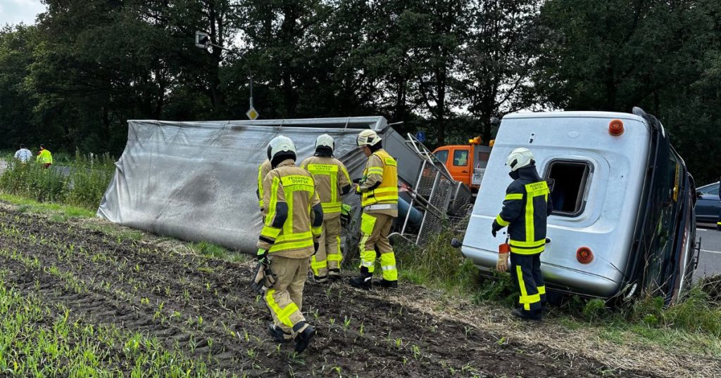 Ein Lkw, beladen mit heißem Asphalt, kam am Mittwochnachmittag von der Fahrbahn ab und landete in einem Straßengraben in Dorsten-Wulfen.