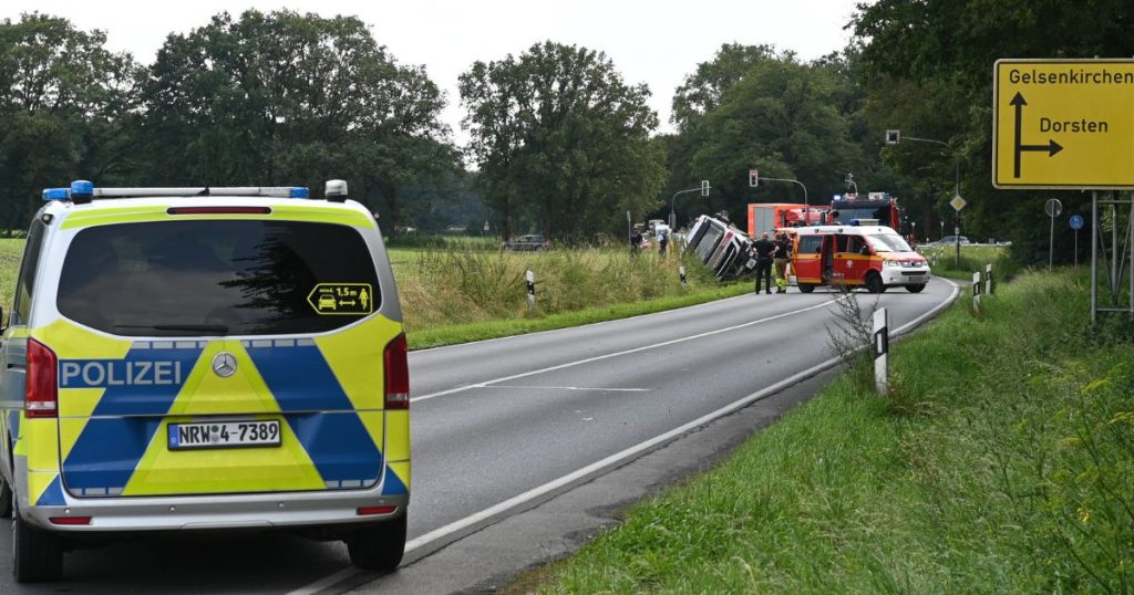 Ein Lkw, beladen mit heißem Asphalt, kam am Mittwochnachmittag von der Fahrbahn ab und landete in einem Straßengraben in Dorsten-Wulfen.