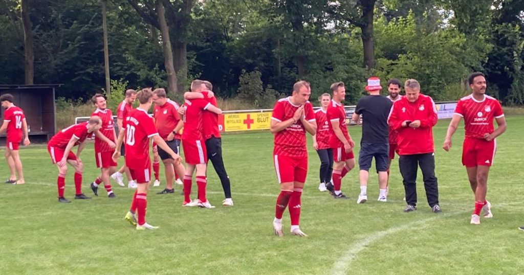 In einem überraschenden Finale der Fußball-Stadtmeisterschaft in Dorsten sicherte sich RW Deuten den Titel mit einem knappen 1:0-Sieg gegen den höherklassigen SV Schermbeck