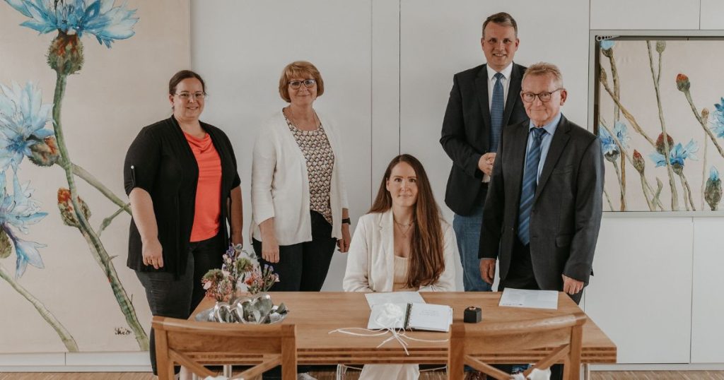 Auf den Fotos: Eindrücke des neuen Trauorts Bürgerbahnhof sowie (v.l.) Anke Traud (Standesamt), Ute Blume (Dorstener Arbeit), Eva Rothe (ehreamtliche Standesbeamtin), Bürgermeister Tobias Stockhoff und Georg Modrow (ehrenamtlicher Standesbeamter).