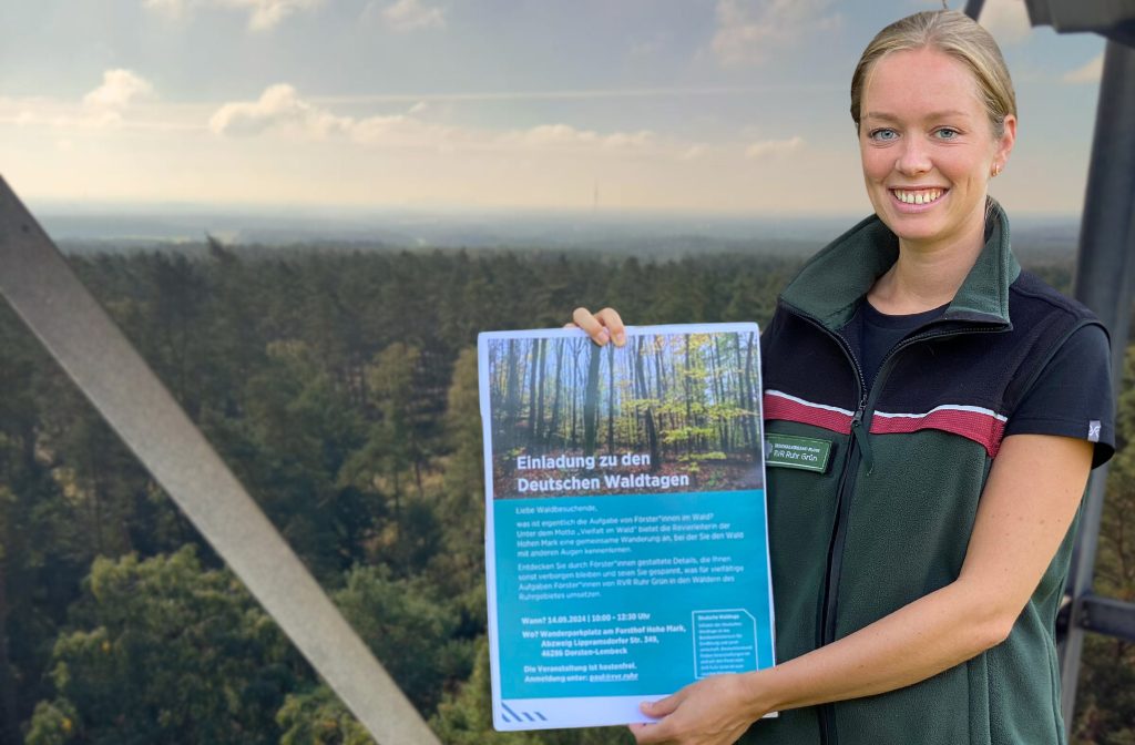 Unter dem Motto „Vielfalt im Wald“ bietet die Revierleiterin der Hohen Mark, Carla Paul, eine gemeinsame Wanderung an, bei der die Teilnehmenden den Wald mit anderen Augen kennenlernen. 