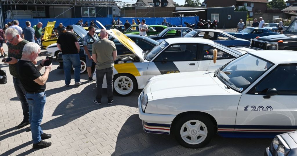 Das vierte Manta-Treffen in Dorsten zog Autofans an, die über 120 Oldtimer, darunter klassische Mantas, auf den Wenger Höfen bewunderten.