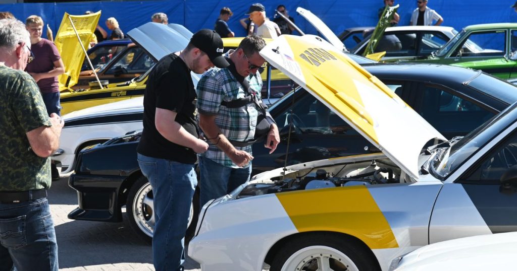 Das vierte Manta-Treffen in Dorsten zog Autofans an, die über 120 Oldtimer, darunter klassische Mantas, auf den Wenger Höfen bewunderten.