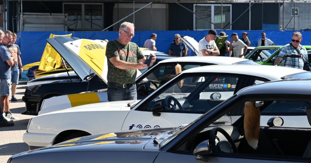 Das vierte Manta-Treffen in Dorsten zog Autofans an, die über 120 Oldtimer, darunter klassische Mantas, auf den Wenger Höfen bewunderten.