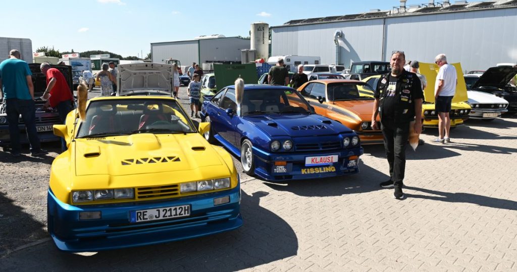 Das vierte Manta-Treffen in Dorsten zog Autofans an, die über 120 Oldtimer, darunter klassische Mantas, auf den Wenger Höfen bewunderten.