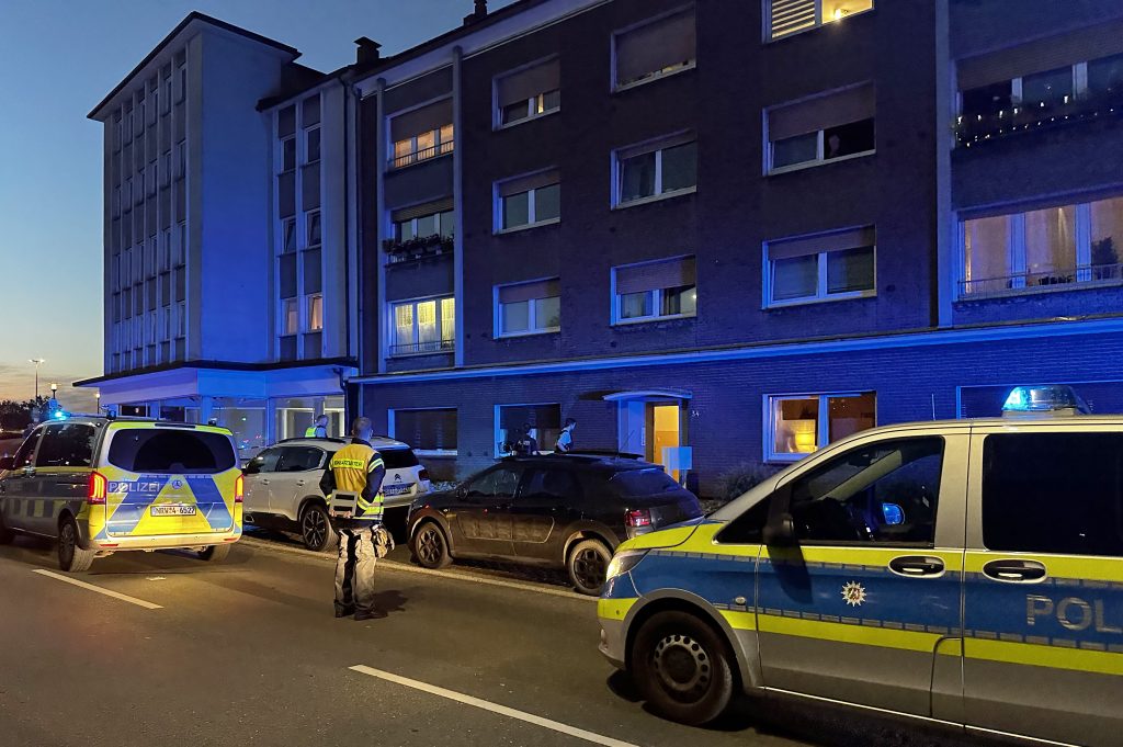 Nach dem Messerangriff in der Dorstener Altstadt am Ostwall halten sich Polizei und Staatsanwaltschaft mit Informationen aktuell noch zurück. 