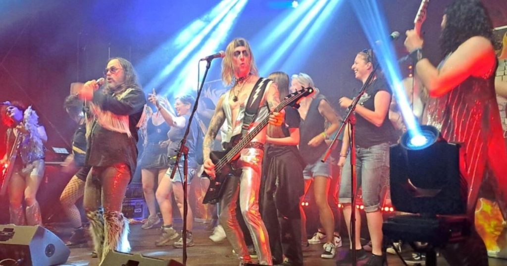 Das Red Balloon Festival in Hervest-Dorsten zog mit 17 Rock-Bands an zwei Tagen Musikfans auf das historische Zechengelände, wo trotz geringerer Besucherzahlen ständig Leben herrschte.