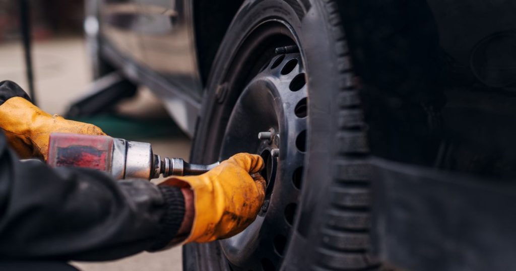 Nach einem versuchten Reifendiebstahl am Autohaus Borgmann in Dorsten setzte die Polizei einen Hubschrauber ein, konnte jedoch die flüchtigen Täter nicht fassen. Zeugen werden gebeten, sich zu melden.