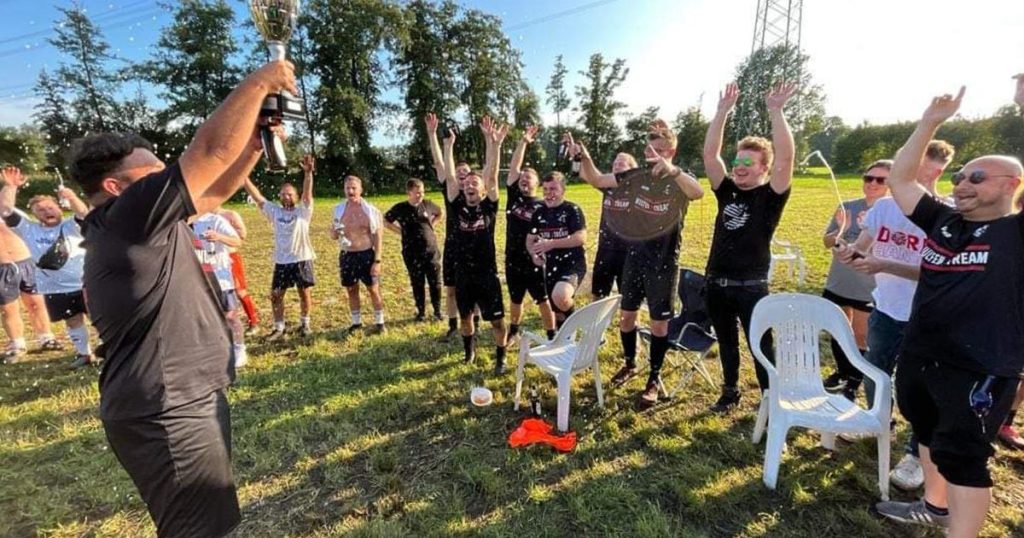 Am 31. August findet ab 10 Uhr das traditionelle Wulfener Agrarturnier statt, bei dem regionale Teams in einem spaßigen Fußballspiel auf dem Acker der Star-Riders antreten, begleitet von Festlichkeiten in familienfreundlicher Atmosphäre.