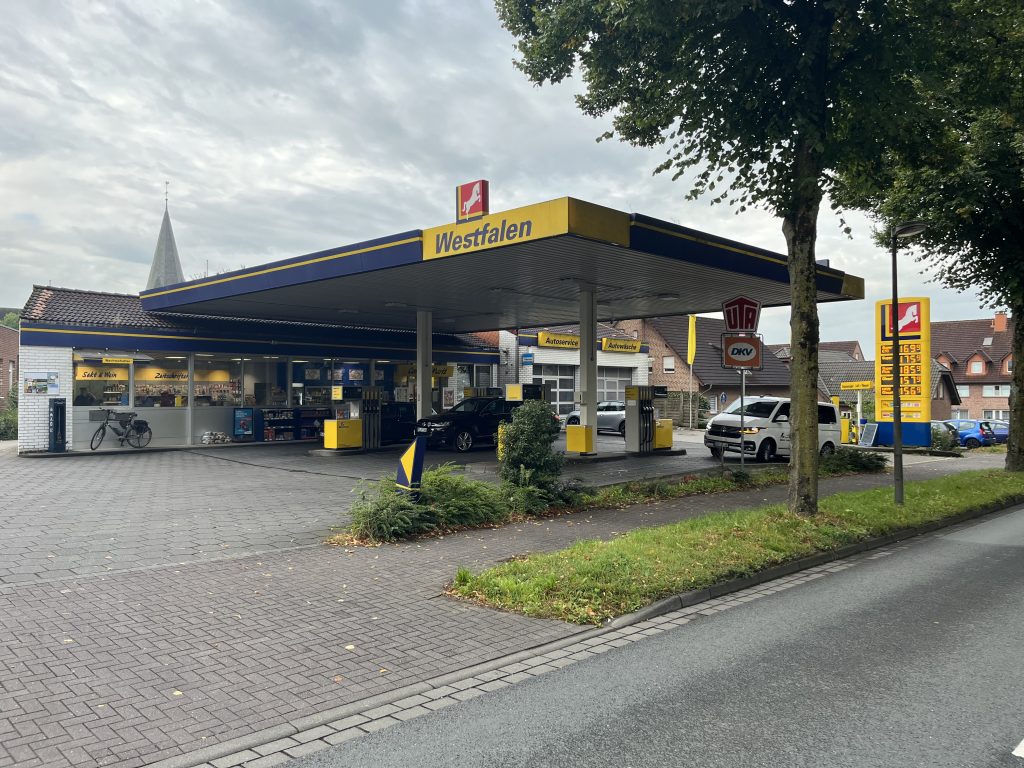 Nach dem Einbruch in eine Tankstelle auf der Lippramsdorfer Straße in Lembeck sucht die Polizei nach drei Tätern und bittet um Zeugenhinweise.